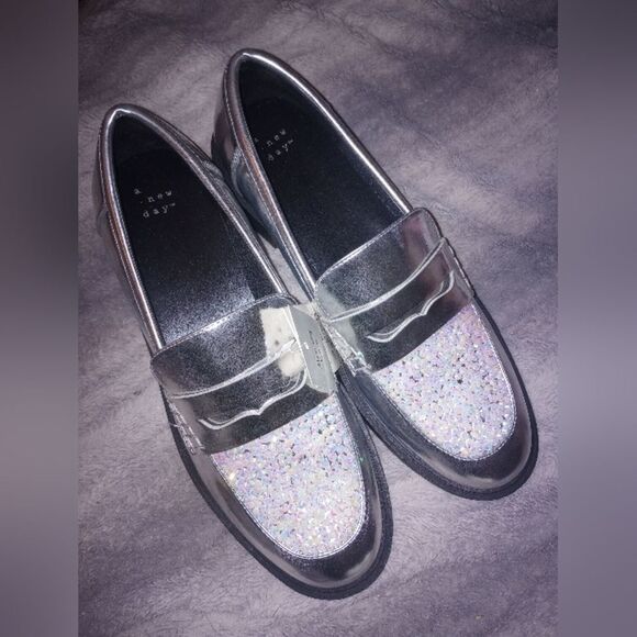 Hand Crafted Rhinestone Embellished Silver Loafers Size 10 NWT - Picture 3 of 6